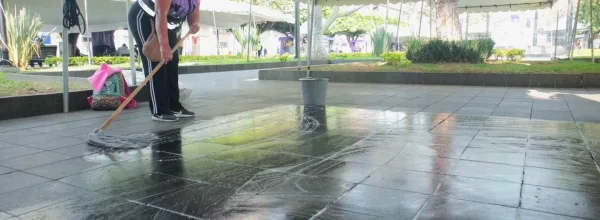 Guardia Ciudadana encabeza jornada de limpieza en el Centro Histórico de Uruapan.