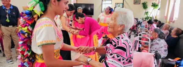 Llevan alegría y tradición a las madres del Asilo de Ancianos de Jicalán.