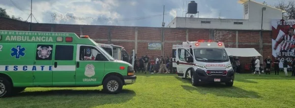Paramédicos salvan la vida de un hombre tras sufrir un paro cardíaco en campos de fútbol de Uruapan.